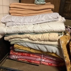【2/5日、6月限定】布団、服、射影機、空き瓶、その他床にあるもの全ての画像