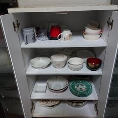 2月末まで。キャスター付き食器棚の画像