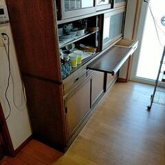 カリモク社製食器棚です。無料にてお譲り致します。の画像