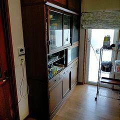 カリモク社製食器棚です。無料にてお譲り致します。