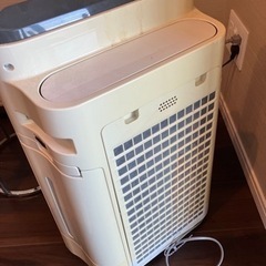 シャープ 加湿空気清浄機 プラズマクラスター搭載 ホワイト KC-F50-Wの画像