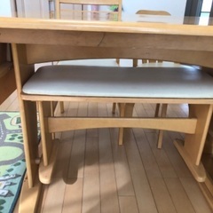 ダイニングテーブルの画像