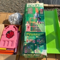 1歳〜●幼児用ジャングルジムすべり台●てんとう虫のドアが可愛い！組立式