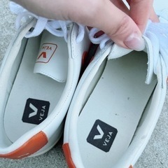 値下げします定価25000   VEJA ブランド　スニーカー　の画像