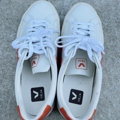 値下げします定価25000   VEJA ブランド　スニーカー　の画像