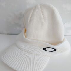 【OAKLEY】つば付ニット帽　つば付ビーニー　白フリーサイズ