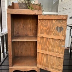 カントリー風手作りキャビネットの画像