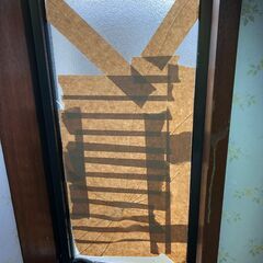 お見積り無料！割れた窓ガラスの即日修理ならコチラ。【ガラストラブ...