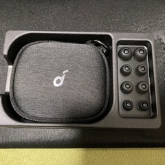 【箱とケース】【Anker】ワイヤレスイヤホンの画像