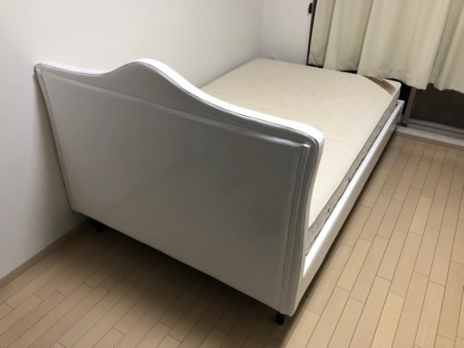 受付終了【マットレス付きセミダブルベッド】エナメル 白x黒