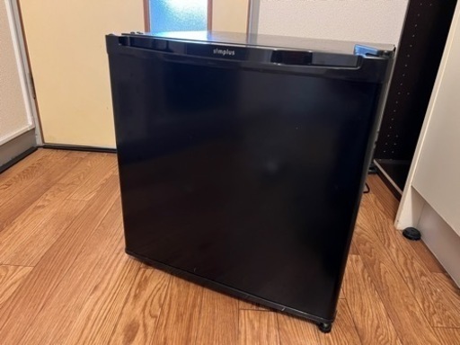 2018年製1ドア冷蔵庫(黒)部屋が締まります！