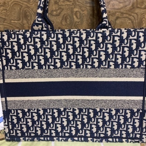 大人気！Diorブックトート