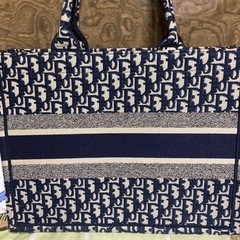 大人気！Diorブックトートの画像