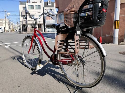 赤い自転車です。26インチです。普通のママチャリよりも大きめの前かごがあります。鍵はあります。サドルはキレイです。スムースに走ります。チェーンの伸びもありません。譲渡証もお渡しします。市価1万円の乗り降りしやすい子どもシートをつけたままお譲りします。不用な場合ははずしておきます。日本国内での自転車のシェアがナンバーワンのサイクルベースあさひのブランド自転車AGENDAです。大阪市港区。最寄り駅は弁天町か朝潮橋です。それぞれ徒歩14分、徒歩9分。お引き取りのみでお願いします。
