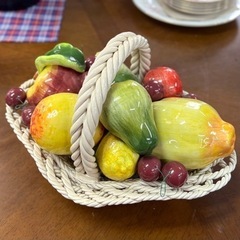 陶器の果物カゴの置物