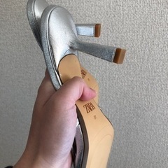 ZARAシルバーパンプスの画像