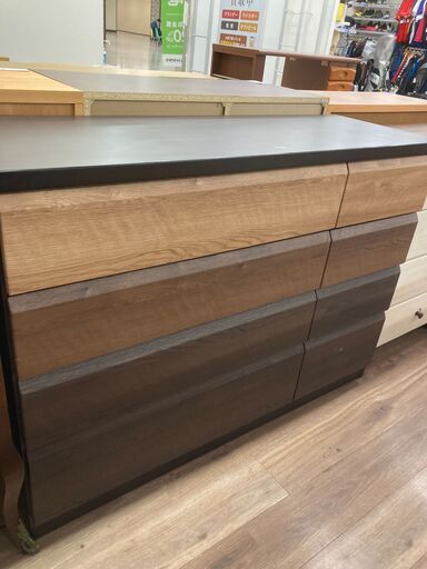 ブラウンカラーの4段チェストが入荷しました。