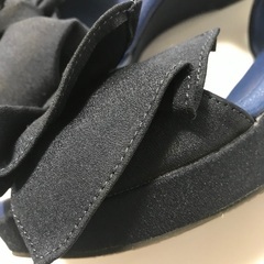美品◎リボン　サンダル　紺　24.0cmの画像