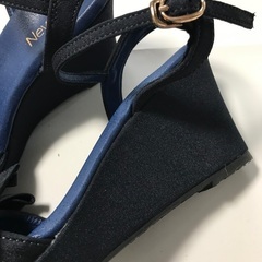 美品◎リボン　サンダル　紺　24.0cmの画像