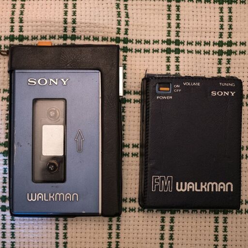 初代WALKMAN（ジャンク） + FM WALKMAN