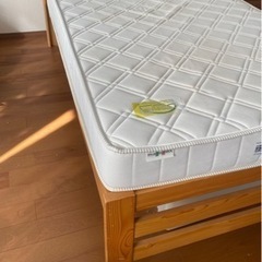 シングルベッド　コンセント二口つき