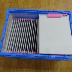 70枚まとめて A4 バインダー ① グレー×ピンク タテ型 コンテナBOX付き クリップボード 太めのペンも挟めるペンホルダー付き ファイル　西岡店の画像
