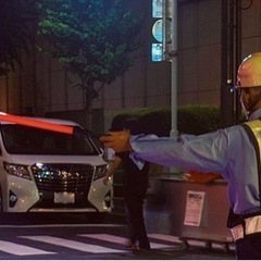 道路工事の交通誘導員☆毎日14時に早上がり有り！ 25万円以上稼げます！定年退職した方も活躍中！の画像