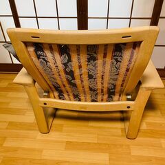 クッション付き　椅子　アームチェアの画像