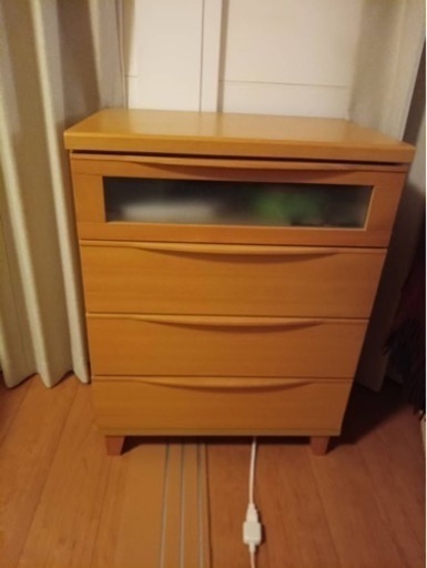 洋服雑貨タンス　ガラス窓付き　ニトリ　ベージュ　木製
