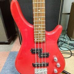 赤い可愛いベースギターの画像