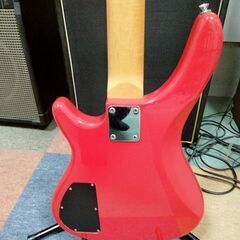 赤い可愛いベースギターの画像