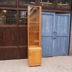 イギリスercol(アーコール)社のエルム無垢材を使用したブックシェルフ(右開き)です！少し丸みを帯びたスリムなフォルムのキュリオケース。お部屋を優しい雰囲気にしてくれる英国アンティーク家具です♪DB117の画像