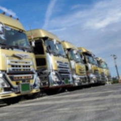 【高収入】【普通自動車免許があればOK】大型トラックドライバー/...