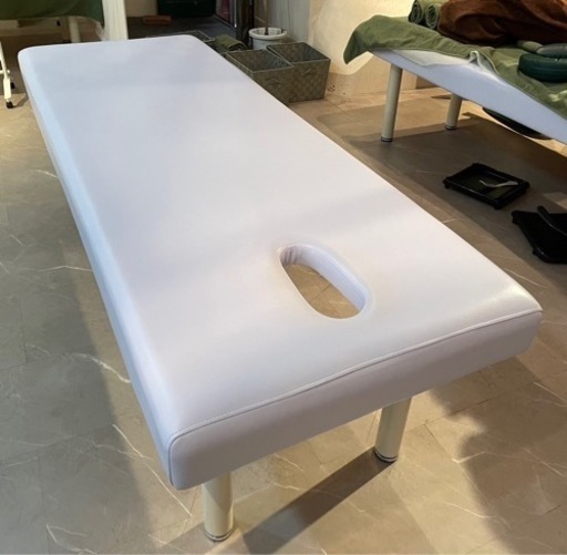マッサージベッド～2/24 木曜　キャンセルの為　再出品　美品　ホワイト　L190xW70cm　有孔ワイド　