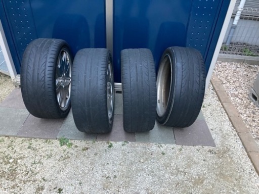 30プリウス　ワーク　ヴァリアンツァ　225 40 18㌅