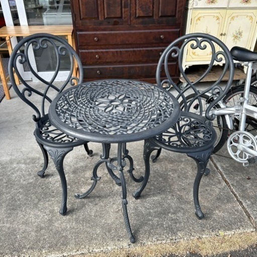 ガーデンテーブル3点セット！