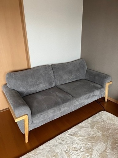 ３人掛けソファ　肘付き　木製フレーム