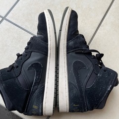 NIKE エアジョーダン1 ミッド の画像