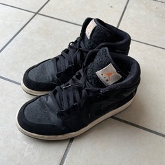 NIKE エアジョーダン1 ミッド 