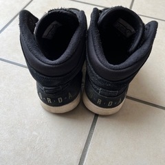 NIKE エアジョーダン1 ミッド の画像