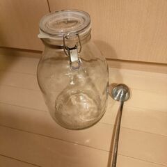 梅酒などを漬ける瓶とレードル