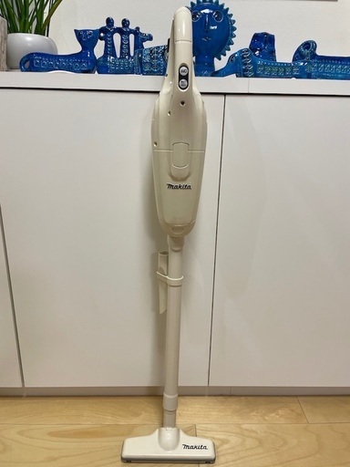 コードレス 充電式クリーナー マキタ CL102D 純正バッテリー2個と純正充電器付き　用賀・桜新町・経堂・千歳船橋駅近くでの手渡し希望