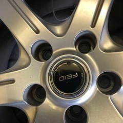 スタッドレスタイヤとアルミホイールの画像