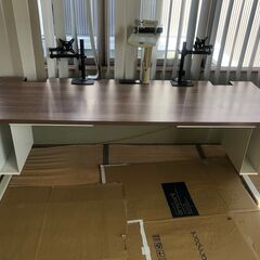 【取りに来て頂ける方限定】　事務所の机を差し上げます！