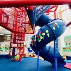 子ども好き歓迎！親子のあそび場「グロースリンクかちどき」受付スタッフの画像