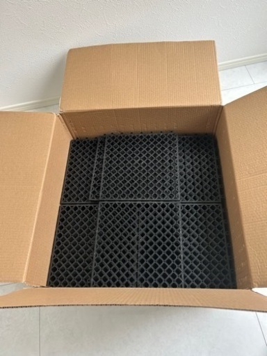 【最終価格】人工芝（1m×10m）、水はけ床マット付き（50cm×50cm）