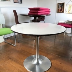 直径80センチの白い円形テーブルの画像