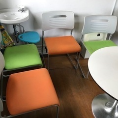 直径80センチの白い円形テーブルの画像