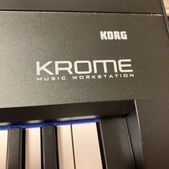 Korg krome 88 workstation とモニターベッドホンの画像