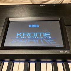 Korg krome 88 workstation とモニターベッドホンの画像